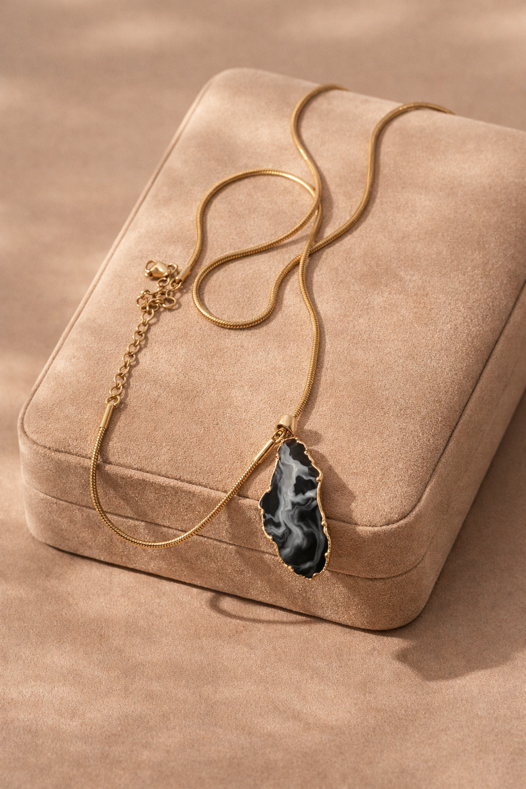 Noir Stone Elegance Pendant with Chain - Dimplora