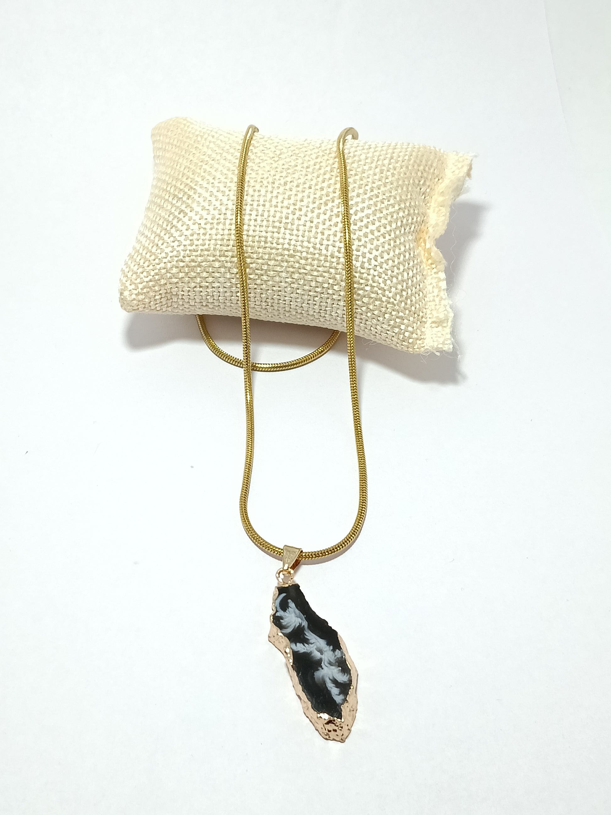 Noir Stone Elegance Pendant with Chain - Dimplora